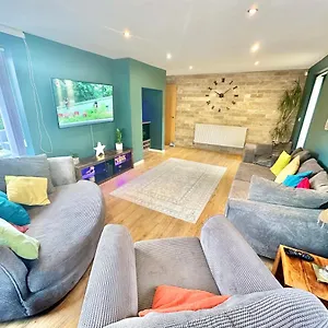 Large Family With Hot Tub - Sky Sports - Water Bed - Free Parking , Bournemouth United Kingdom